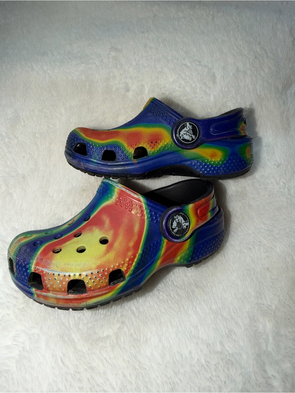 CROCS Kids Clog in Rainbow Swirl (Blue, Green, Yellow, Red) - Picture 3 of 5